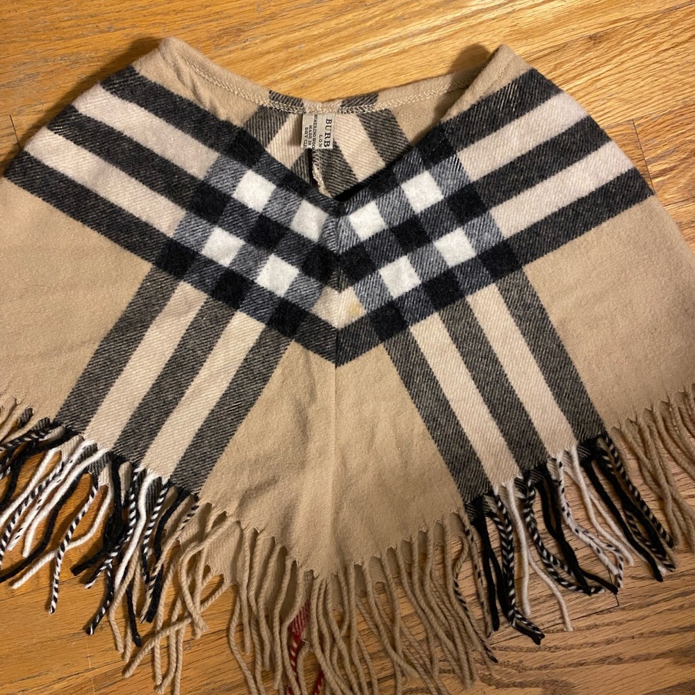 ⭐️HP⭐️Burberry poncho🍂